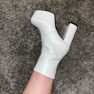 Making moves platform ankle boots❣️